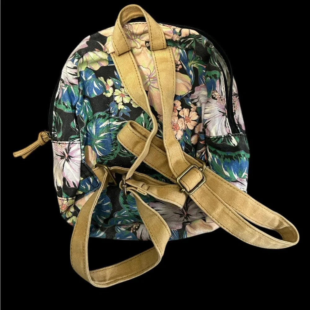 ✨ O'Neill floral backpack with adjustable straps✨ - Picture 5 of 5